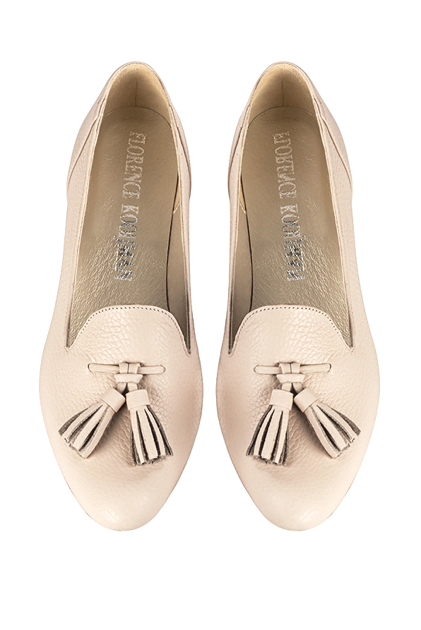 Mocassin femme : Mocassin avec des pompons couleur blanc ivoire. Bout rond. Semelle cuir talon plat. Vue du dessus - Florence KOOIJMAN
