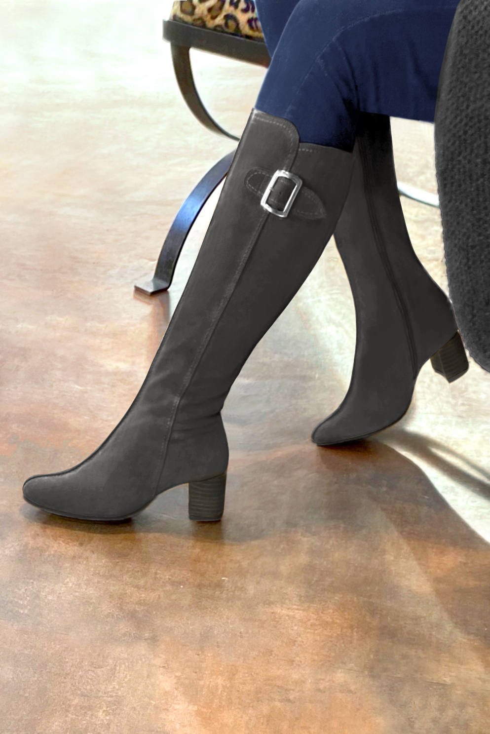Botte femme : Bottes femme avec des boucles sur mesures couleur gris acier. Bout rond. Petit talon évasé. Vue porté - Florence KOOIJMAN