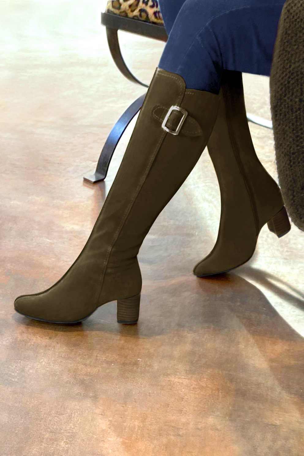 Botte femme : Bottes femme avec des boucles sur mesures couleur vert kaki.. Vue porté - Florence KOOIJMAN
