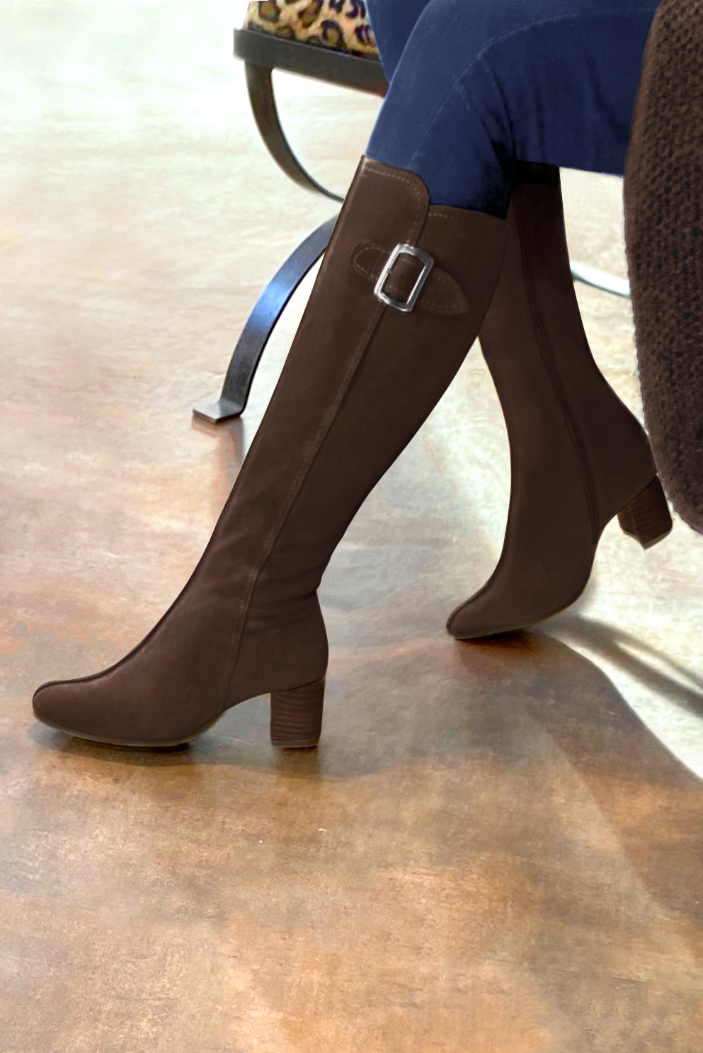 Botte femme : Bottes femme avec des boucles sur mesures couleur marron ébène. Bout rond. Petit talon évasé. Vue porté - Florence KOOIJMAN