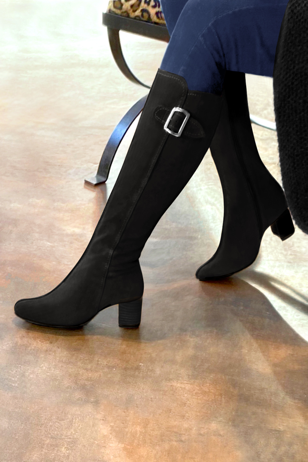 Botte femme : Bottes femme avec des boucles sur mesures couleur noir mat. Bout rond. Talon haut bottier. Vue porté - Florence KOOIJMAN