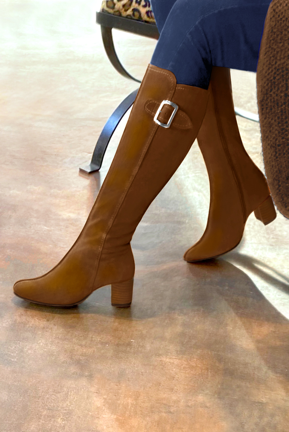 Botte femme : Bottes femme avec des boucles sur mesures couleur marron caramel. Bout rond. Petit talon évasé. Vue porté - Florence KOOIJMAN
