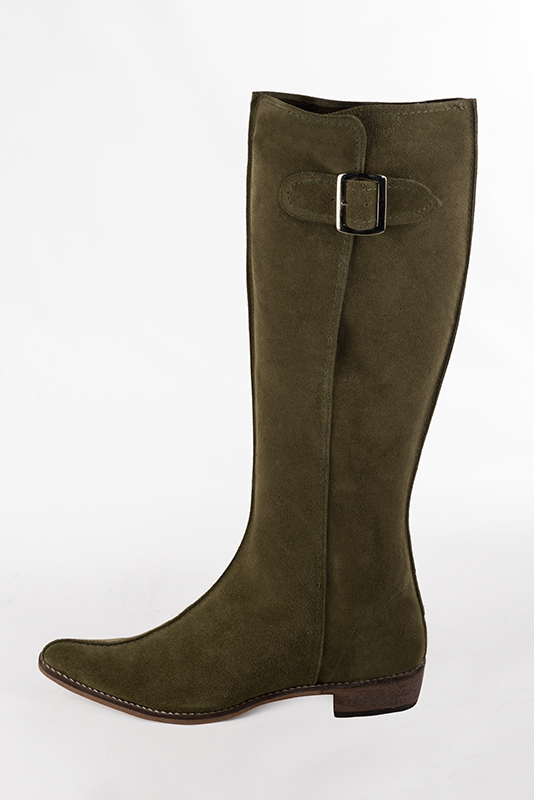 Bottes femme élégantes et raffinées, avec des boucles, réalisées sur mesure, coloris vert kaki. Bout effilé. Semelle cuir talon plat. Mollets fins ou larges. Personnalisation : Choix des cuirs, des couleurs et des talons. - Florence KOOIJMAN