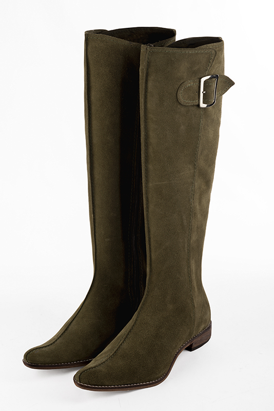 Bottes femme élégantes et raffinées, avec des boucles, réalisées sur mesure, coloris vert kaki. Bout effilé. Semelle cuir talon plat. Mollets fins ou larges. Personnalisation : Choix des cuirs, des couleurs et des talons. - Florence KOOIJMAN