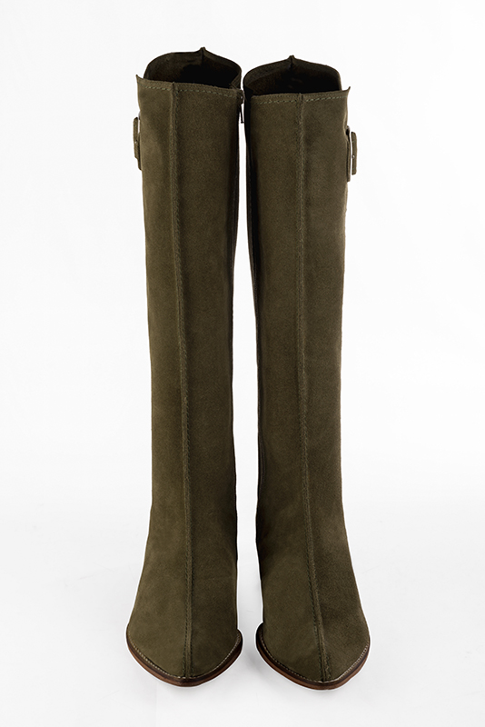 Bottes femme élégantes et raffinées, avec des boucles, réalisées sur mesure, coloris vert kaki. Bout effilé. Semelle cuir talon plat. Mollets fins ou larges. Personnalisation : Choix des cuirs, des couleurs et des talons. - Florence KOOIJMAN