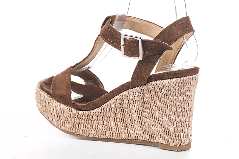 Sandales habillées complétement ouvertes, élégantes et raffinées, avec une bride sur le cou-de-pied, coloris marron caramel. Bout carré. Semelle compensée haut. Cérémonie, soirée, cocktail, évènementiel. Personnalisation : Choix des cuirs, 
                des couleurs et des talons. Petites et grandes pointures. - Florence KOOIJMAN