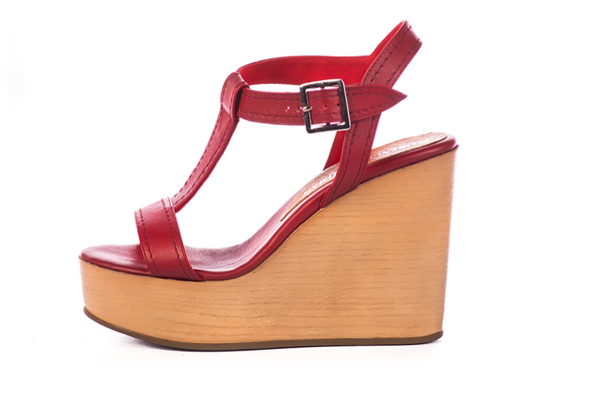 Sandale femme : Sandale soirées et cérémonies couleur rouge carmin. Bout rond. Semelle compensée talon très haut. Vue de profil - Florence KOOIJMAN