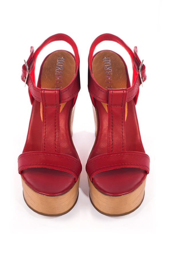 Sandales élégantes et raffinées pour soirées et cérémonies, coloris rouge carmin. Bout rond. Semelle compensée très haut. Cérémonie, soirée, cocktail, évènementiel. Personnalisation : Choix des cuirs, 
                des couleurs et des talons. Petites et grandes pointures. - Florence KOOIJMAN