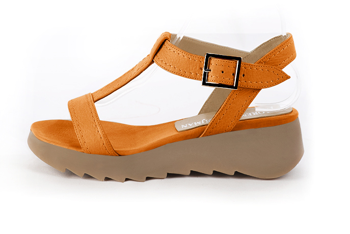 Sandale femme : Sandale soirées et cérémonies couleur orange abricot. Bout carré. Semelle gomme petit talon. Vue de profil - Florence KOOIJMAN