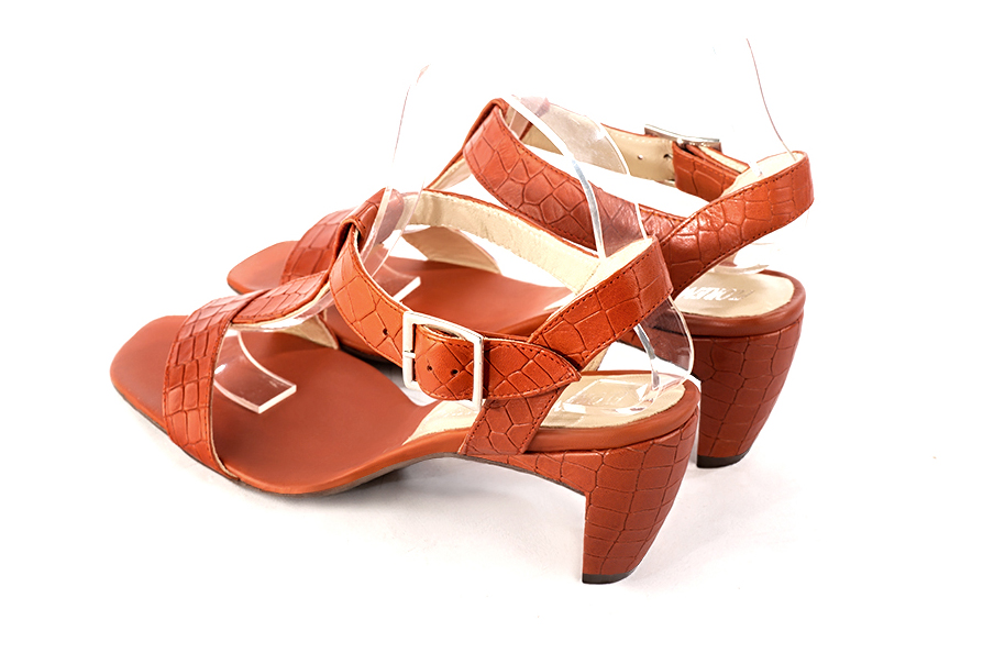 Sandales femme bride cou-de-pied complètement ouvertes orange corail. Bout carré. Talon virgule de 5.5 cm - Vue arrière