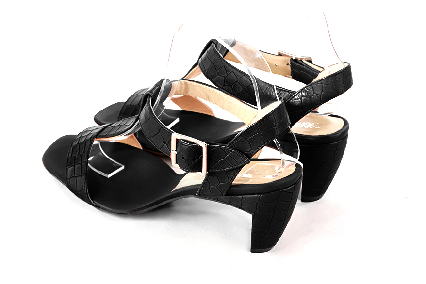 Sandales femme bride cou-de-pied complètement ouvertes noir satiné. Bout carré. Talon virgule de 5.5 cm - Vue arrière