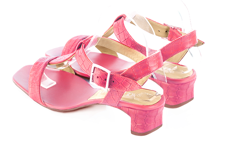 Sandale femme : Sandale soirées et cérémonies couleur rose camélia. Bout carré. Petit talon trotteur. Vue arrière - Florence KOOIJMAN