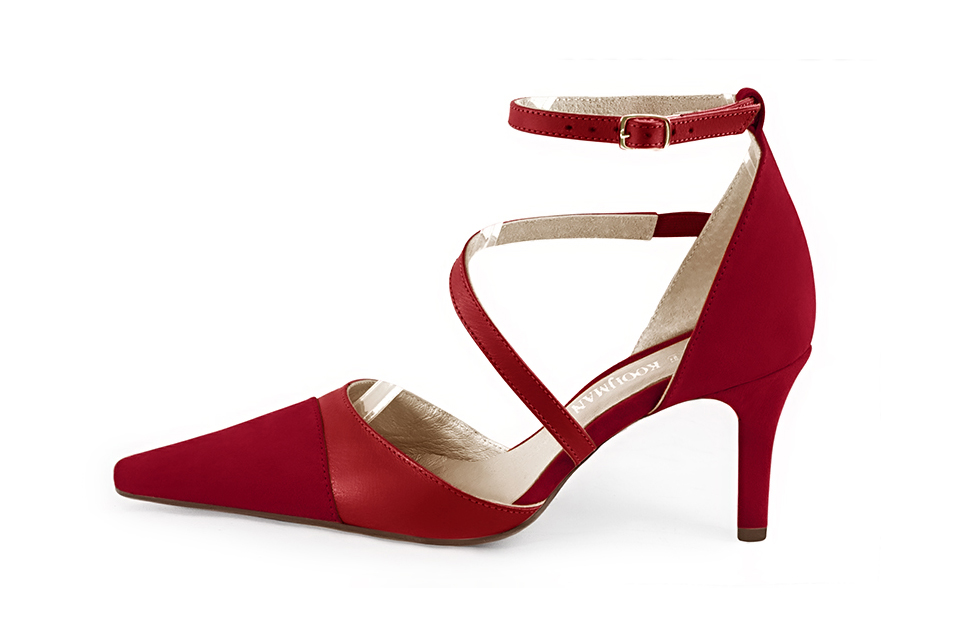 Chaussures habillées, élégantes et raffinées, ouvertes sur les côtés, avec une bride en forme de serpent, coloris rouge carmin. Bout effilé. Haut. Talon fin. Cérémonie, soirée, cocktail, évènementiel. Personnalisation : Choix des cuirs, 
                des couleurs et des talons. Petites et grandes pointures. - Florence KOOIJMAN
