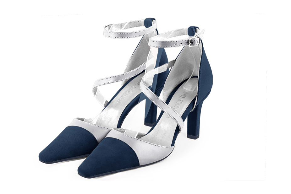 Escarpins habillés brides croisées côtés ouverts en cuir bleu marine et argent à talon fin de 7.5 cm et bout effilé - Vue avant