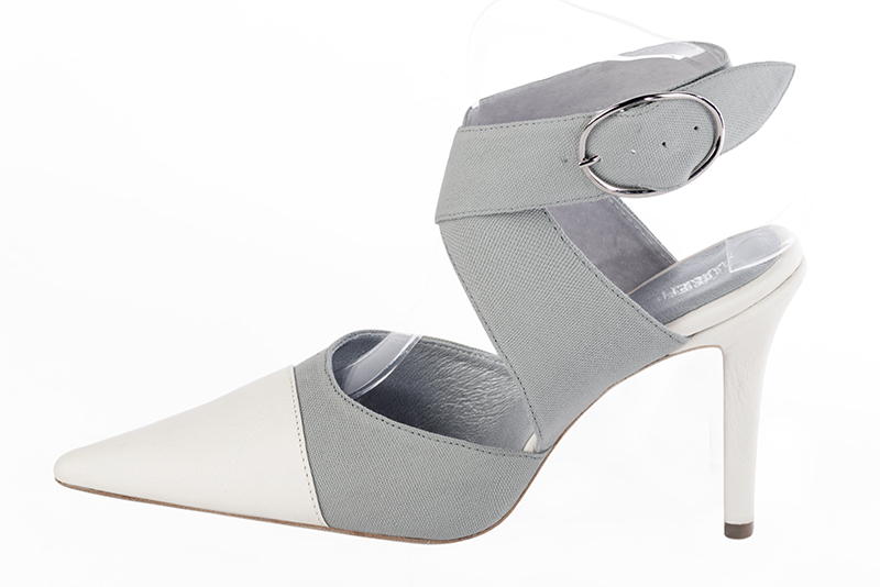 Chaussures habillées, élégantes et raffinées, ouvertes à l'arrière avec des brides croisées, coloris blanc pur et gris tourterelle. Bout pointu. Très haut. Talon fin. Cérémonie, soirée, cocktail, évènementiel. Personnalisation : Choix des cuirs, 
                des couleurs et des talons. Petites et grandes pointures. - Florence KOOIJMAN