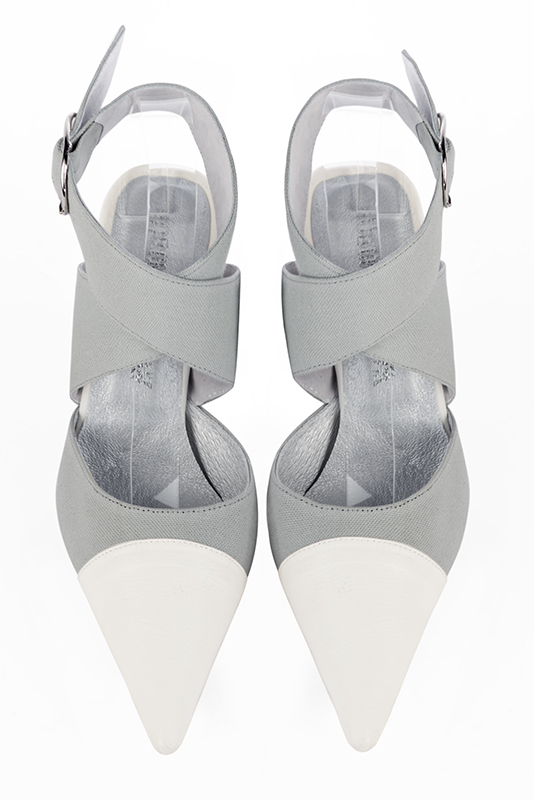 Chaussure femme à brides : Chaussure arrière ouvert avec des brides croisées couleur blanc pur et gris tourterelle. Bout pointu. Talon très haut fin. Vue du dessus - Florence KOOIJMAN