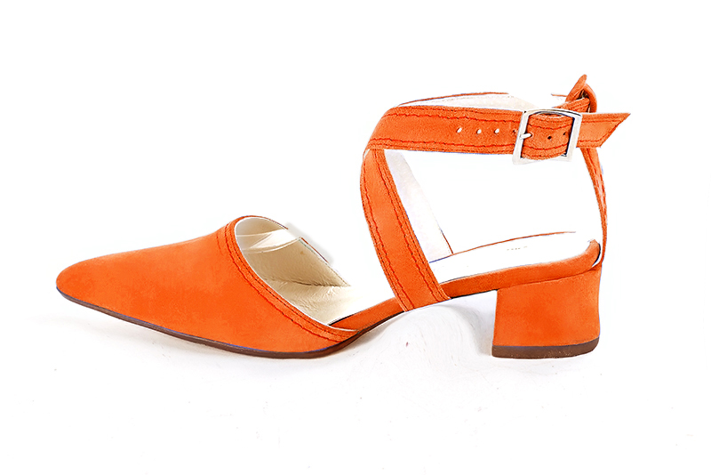 Chaussure femme à brides : Chaussure arrière ouvert avec des brides croisées couleur orange clémentine. Bout effilé. Petit talon évasé. Vue de profil - Florence KOOIJMAN