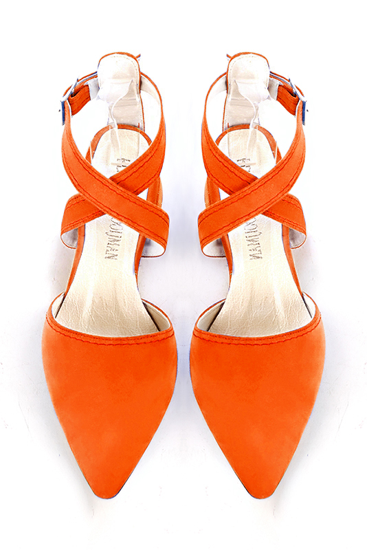 Chaussure femme à brides : Chaussure arrière ouvert avec des brides croisées couleur orange clémentine. Bout effilé. Petit talon évasé. Vue du dessus - Florence KOOIJMAN