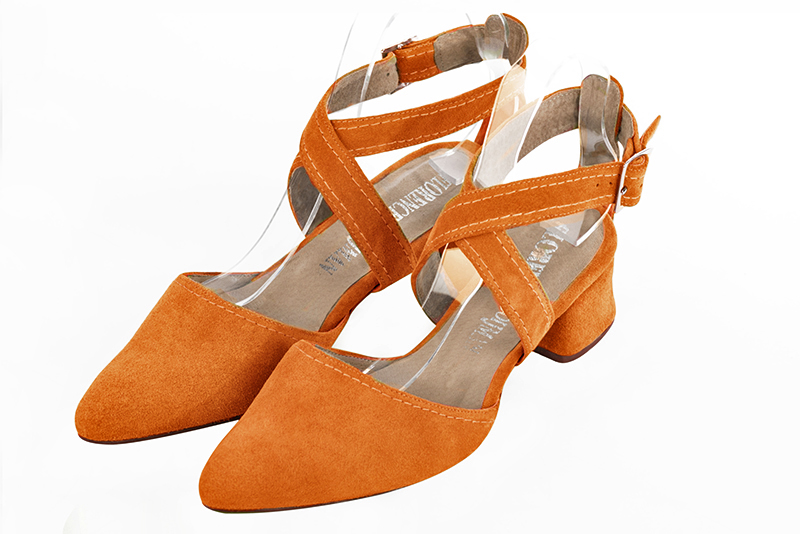 Chaussure femme à brides : Chaussure arrière ouvert avec des brides croisées couleur orange abricot. Bout effilé. Petit talon évasé Vue avant - Florence KOOIJMAN