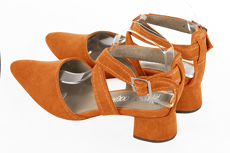 Chaussure femme à brides : Chaussure arrière ouvert avec des brides croisées couleur orange abricot. Bout effilé. Petit talon évasé. Vue arrière - Florence KOOIJMAN