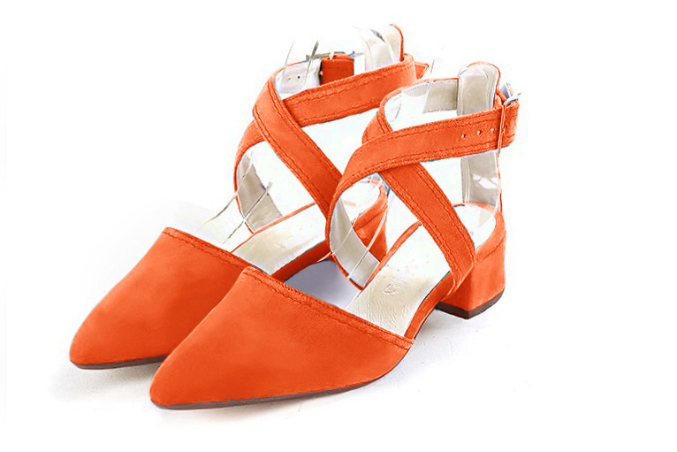 Chaussure femme à brides : Chaussure arrière ouvert avec des brides croisées couleur orange clémentine. Bout effilé. Petit talon évasé Vue avant - Florence KOOIJMAN