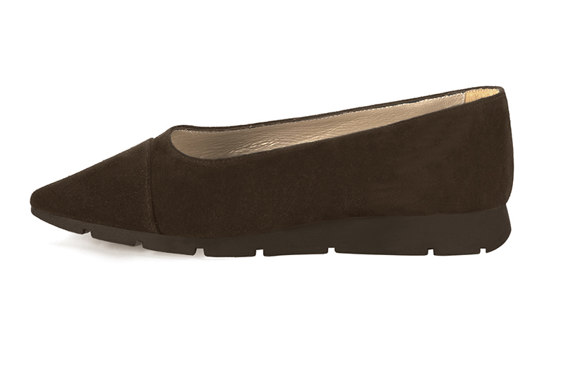Ballerine : Ballerine compensée couleur marron ébène. Bout pointu. Semelle gomme talon plat. Vue de profil - Florence KOOIJMAN