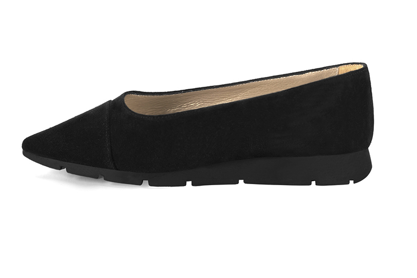 Ballerine : Ballerine compensée couleur noir mat. Bout pointu. Semelle gomme talon plat. Vue de profil - Florence KOOIJMAN