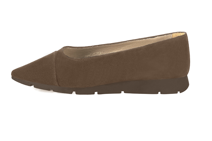 Ballerine : Ballerine compensée couleur marron chocolat. Bout pointu. Semelle gomme talon plat. Vue de profil - Florence KOOIJMAN