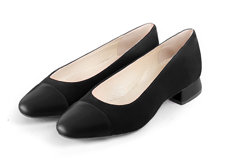 Chaussure femme plate : Ballerine avec un petit talon haut de gamme couleur noir satiné. Choix des talons - Florence KOOIJMAN