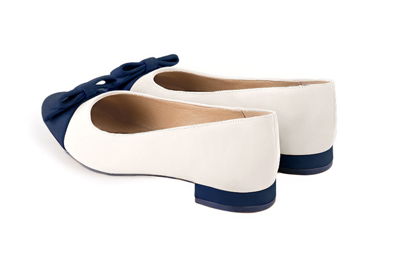 Ballerines petits talons bleu marine et blanc cassé. Bout rond - Vue arrière