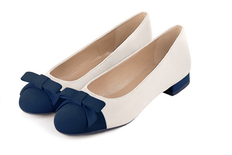 Ballerine : Ballerine avec un petit talon couleur bleu marine et blanc cassé. Bout rond. Talon plat bottier Vue avant - Florence KOOIJMAN