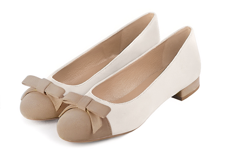 Ballerine : Ballerine avec un petit talon couleur beige sahara et blanc cassé. Bout rond. Talon plat bottier Vue avant - Florence KOOIJMAN