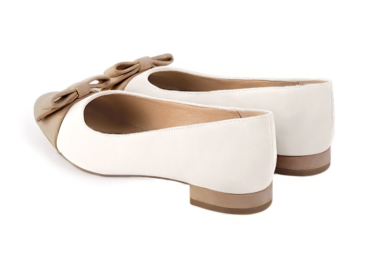 Ballerine : Ballerine avec un petit talon couleur beige sahara et blanc cassé. Bout rond. Talon plat bottier. Vue arrière - Florence KOOIJMAN