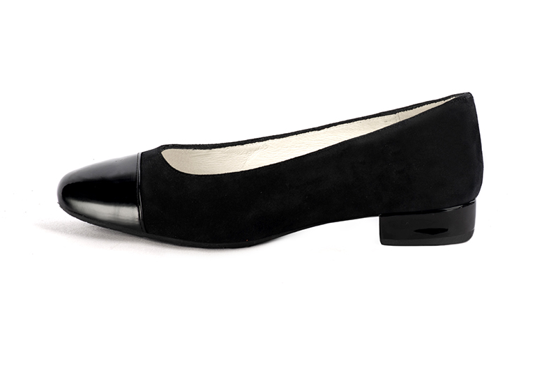 Ballerines petits talons noir brillant et noir mat. Bout rond - Vue de profil