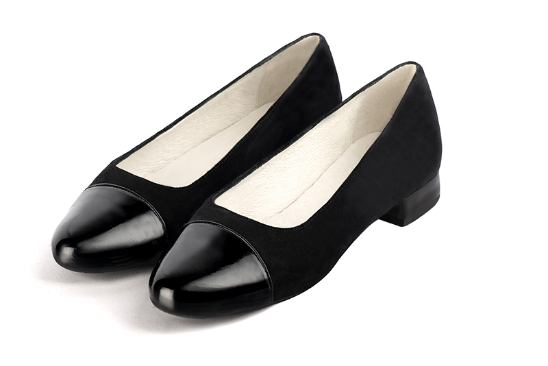 Ballerines petits talons noir brillant et noir mat. Bout rond - Vue avant