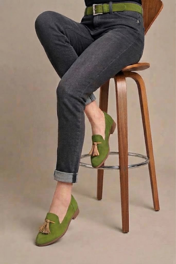 Mocassins à pompons pour femme en cuir vert pistache et camel avec bout rond et semelle crantée en gomme - Vue du dessus
