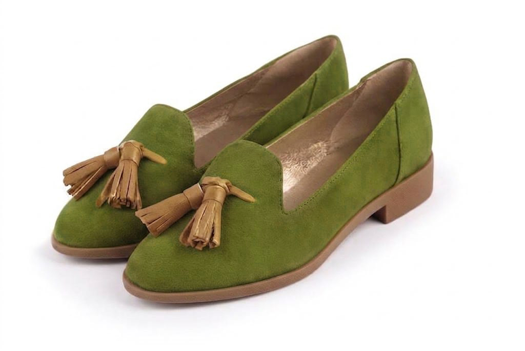 Mocassins à pompons pour femme en cuir vert pistache et camel avec bout rond et semelle crantée en gomme - Vue avant