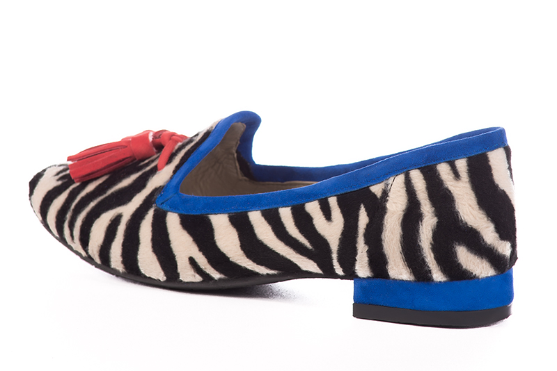 Mocassin femme : Mocassin avec des pompons couleur noir safari et bleu électrique. Bout rond. Talon plat bottier. Vue arrière - Florence KOOIJMAN