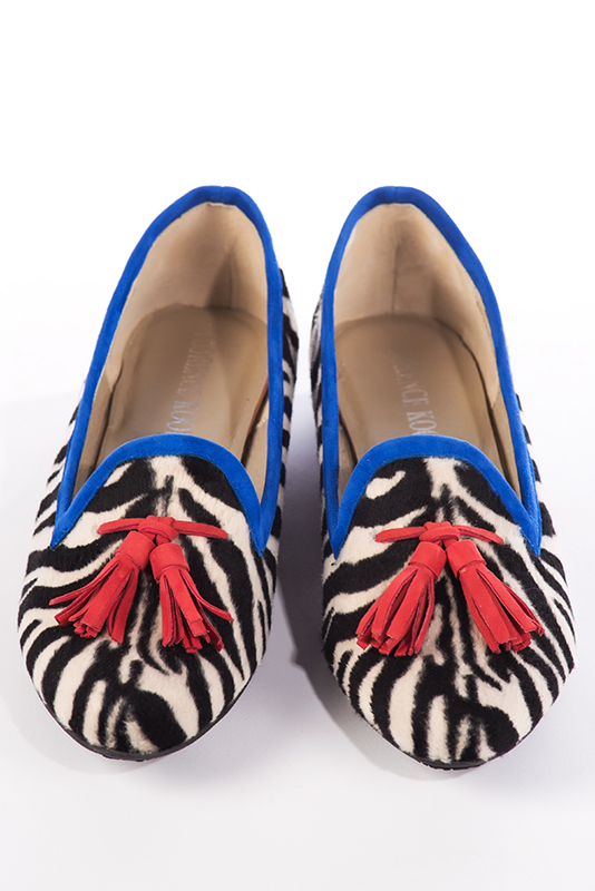 Mocassin femme : Mocassin avec des pompons couleur noir safari et bleu électrique. Bout rond. Talon plat bottier. Vue du dessus - Florence KOOIJMAN