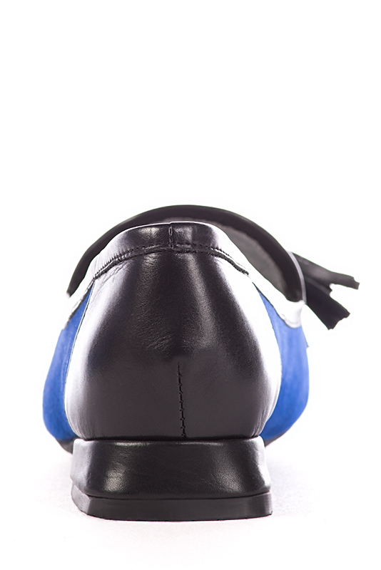 Mocassin femme : Mocassin avec des pompons couleur bleu électrique et noir satiné. Bout pointu. Talon plat évasé. Vue porté - Florence KOOIJMAN