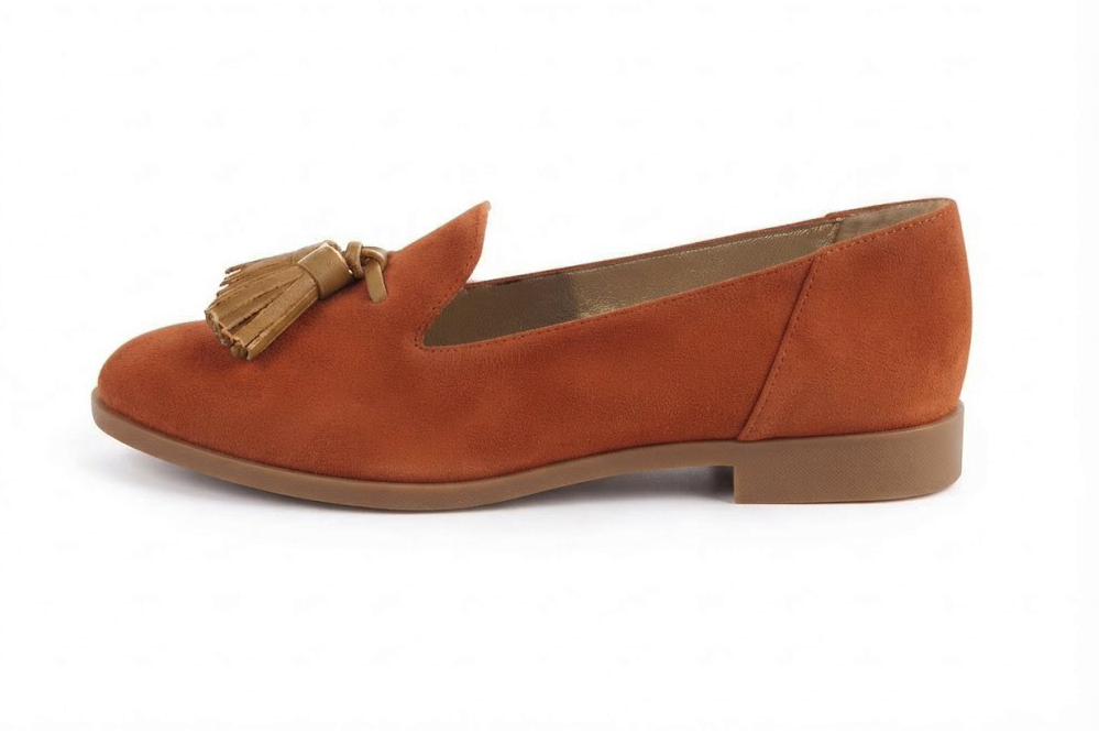 Mocassins à pompons pour femme en cuir terracotta et camel avec bout rond et semelle crantée en gomme - Vue de profil