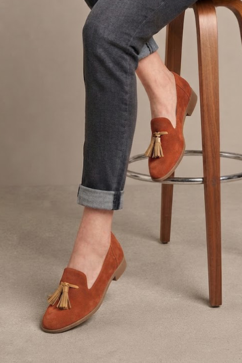 Mocassins à pompons pour femme en cuir terracotta et camel avec bout rond et semelle crantée en gomme - Vue porté