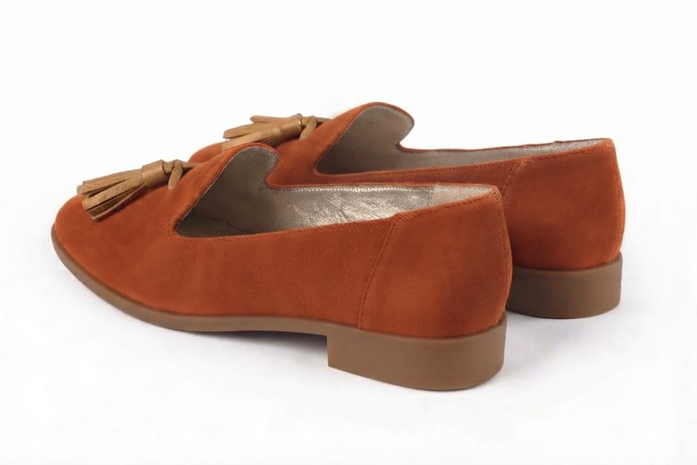 Mocassins à pompons pour femme en cuir terracotta et camel avec bout rond et semelle crantée en gomme - Vue arrière