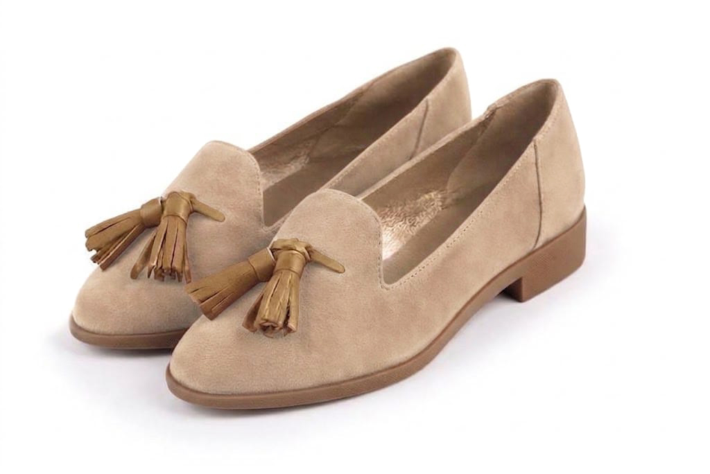 Mocassins à pompons pour femme en cuir nude et camel avec bout rond et semelle crantée en gomme - Vue avant