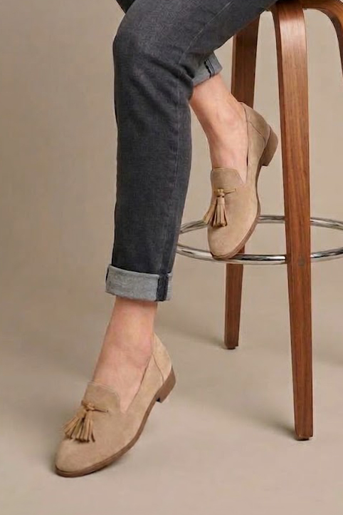 Mocassins à pompons pour femme en cuir nude et camel avec bout rond et semelle crantée en gomme - Vue porté