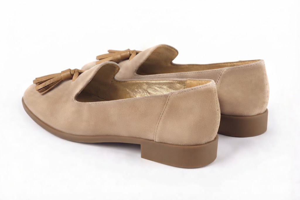 Mocassins à pompons pour femme en cuir nude et camel avec bout rond et semelle crantée en gomme - Vue arrière
