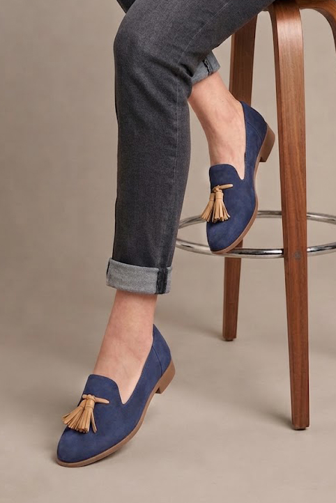 Mocassins à pompons pour femme en cuir bleu indigo et camel avec bout rond et semelle crantée en gomme - Vue porté