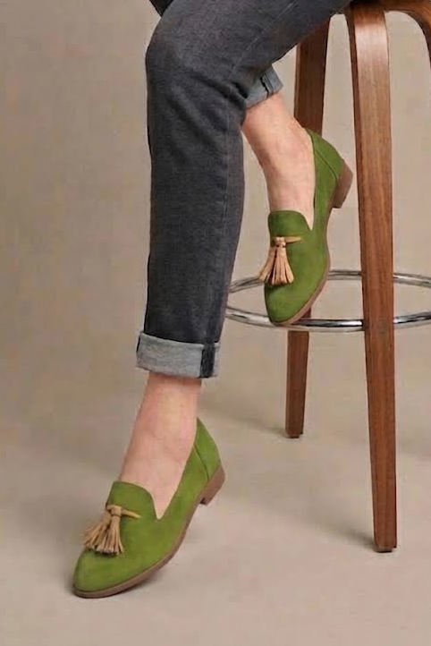 Mocassins à pompons pour femme en cuir vert pistache et camel avec bout rond et semelle crantée en gomme - Vue porté