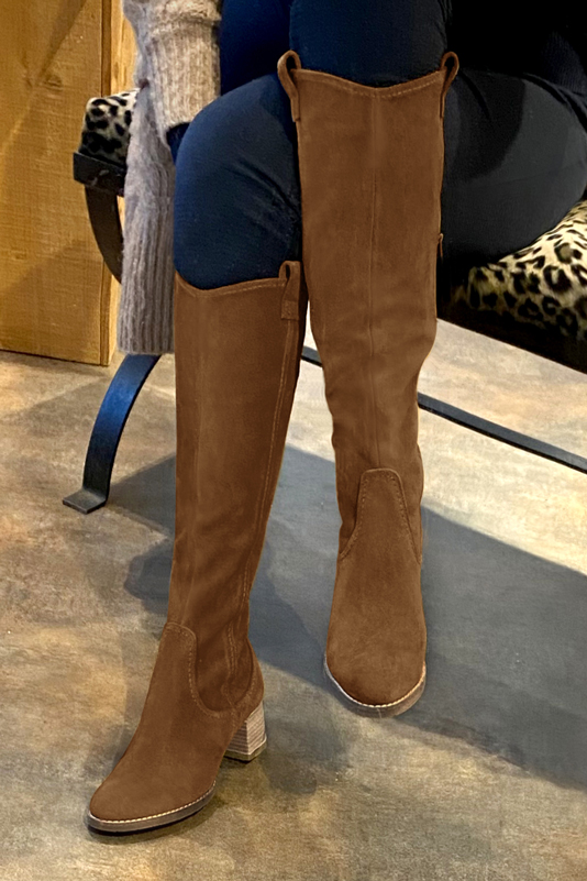 Botte femme : Santiags femme sur mesures couleur marron caramel. Bout rond. Talon mi-haut bottier. Vue avant - Florence KOOIJMAN
