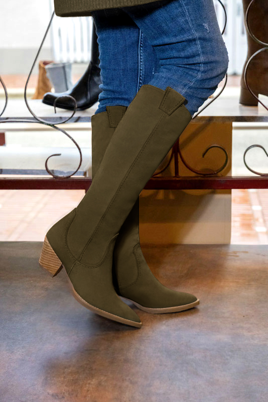Botte femme : Santiags femme sur mesures couleur vert kaki. Bout effilé. Talon mi-haut conique. Vue porté - Florence KOOIJMAN